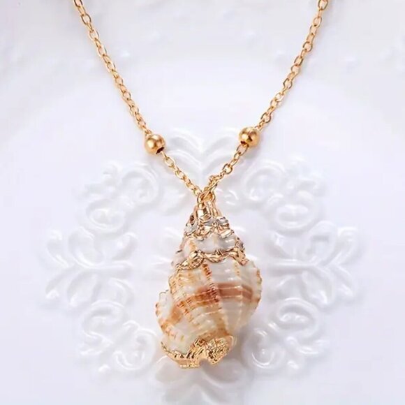 Beautiful Glossy creamy white Shell and Golden Edge Pendant Fashion Necklace - Picture 1 of 2